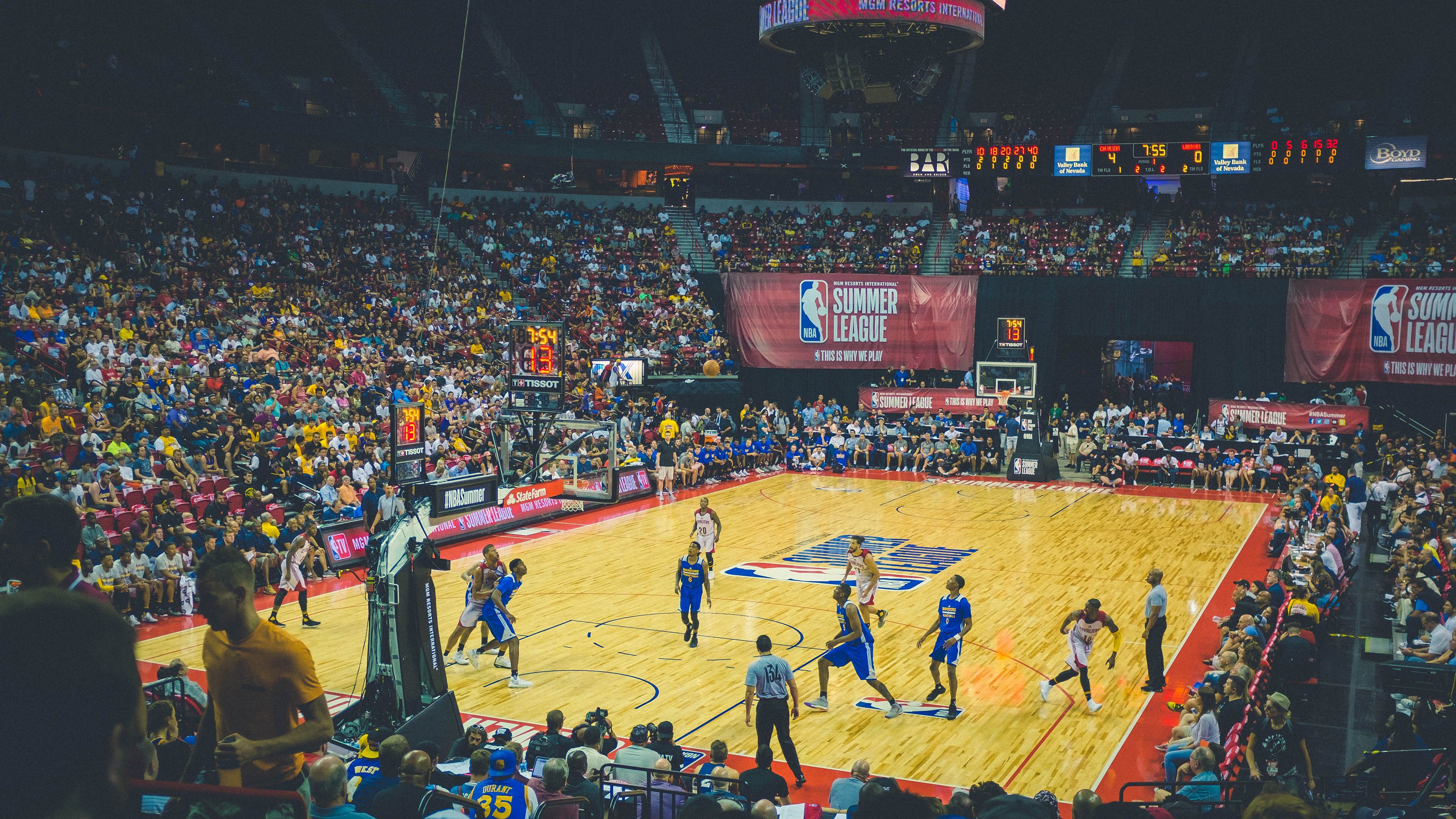 _湖人队迎来士气高涨的精彩表现_，湖人实力再次增强